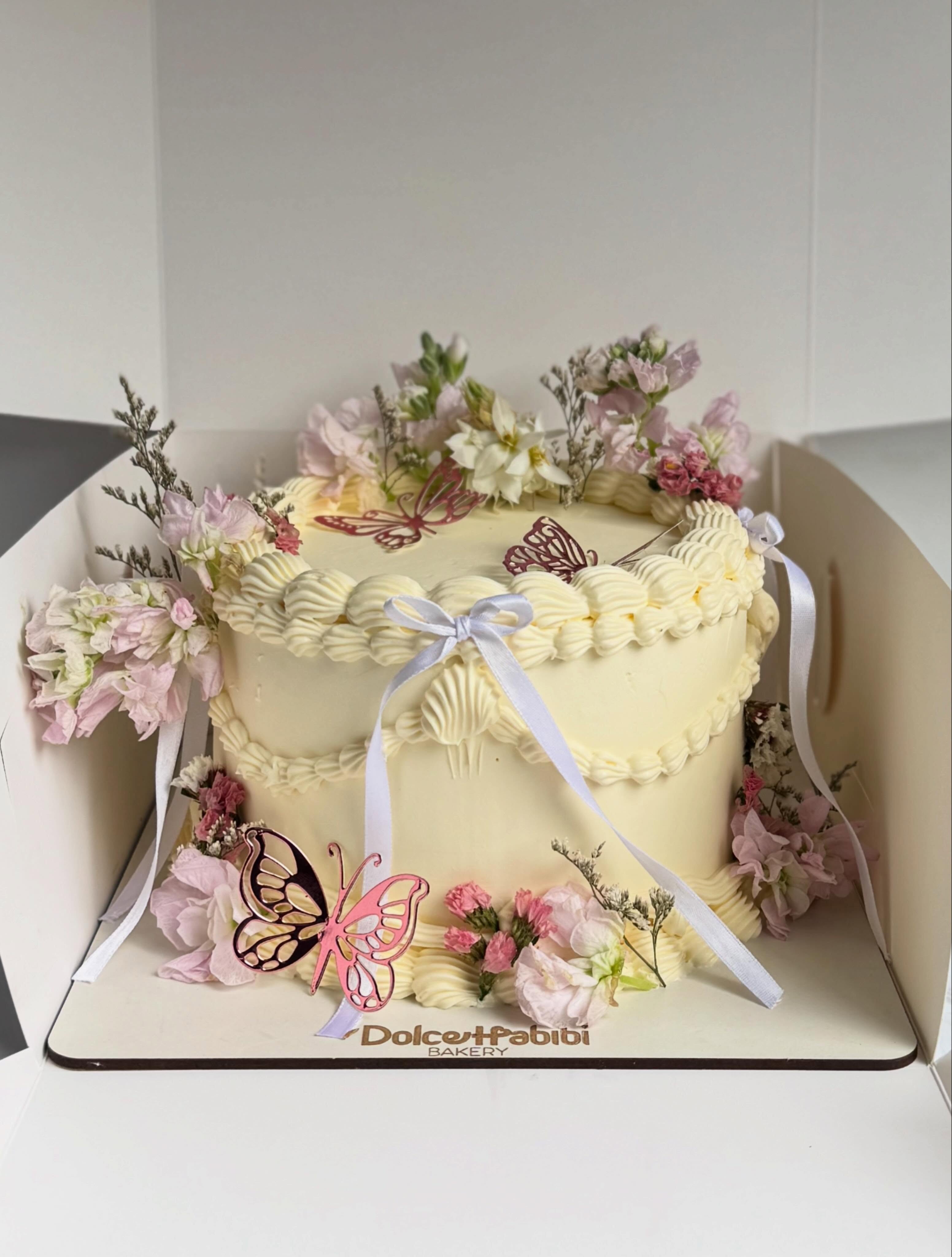 Fairy garden cake de Dolce Habibi Bakery con flores y mariposas