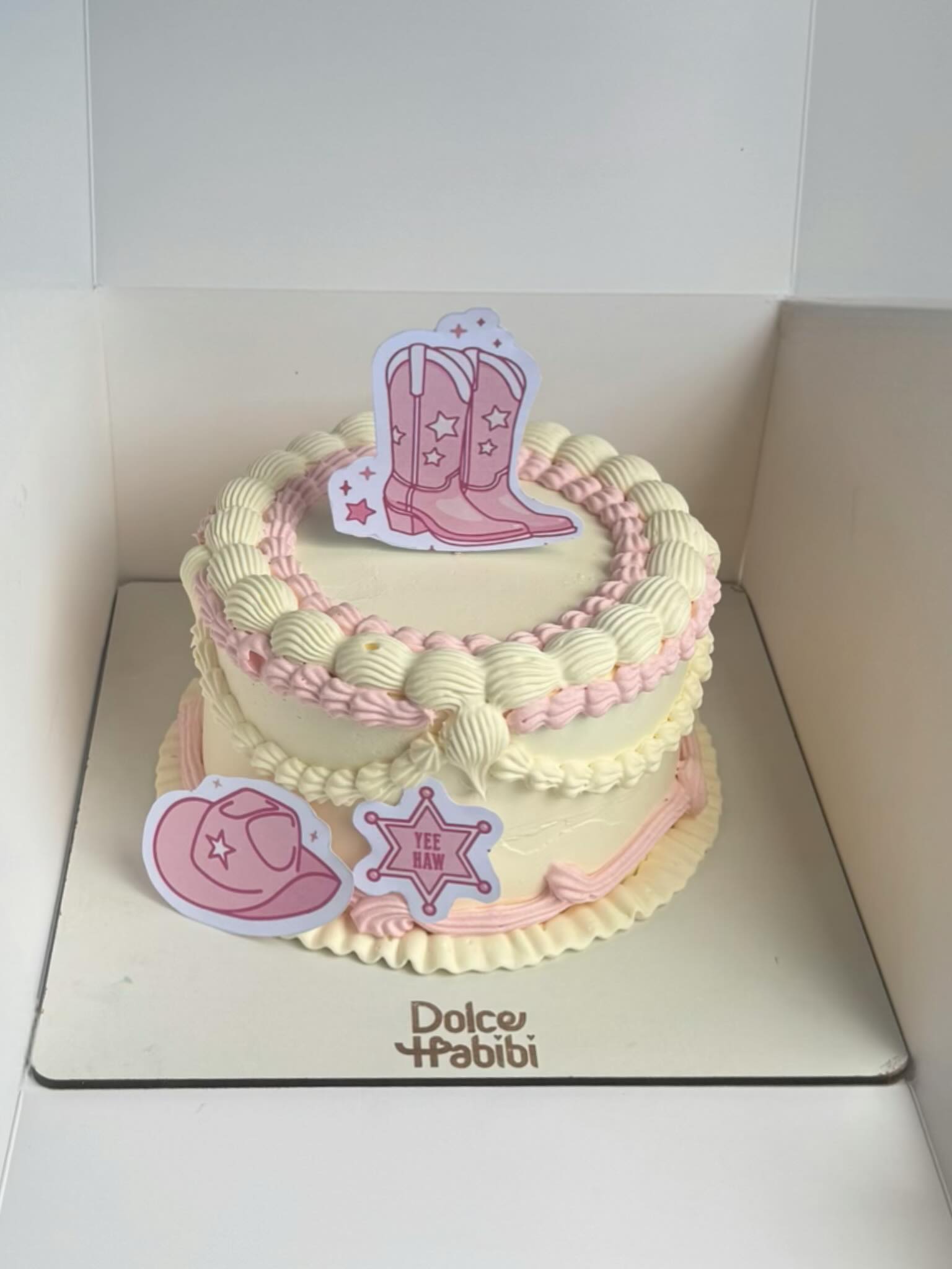 Cow girl vintage cake de Dolce Habibi Bakery