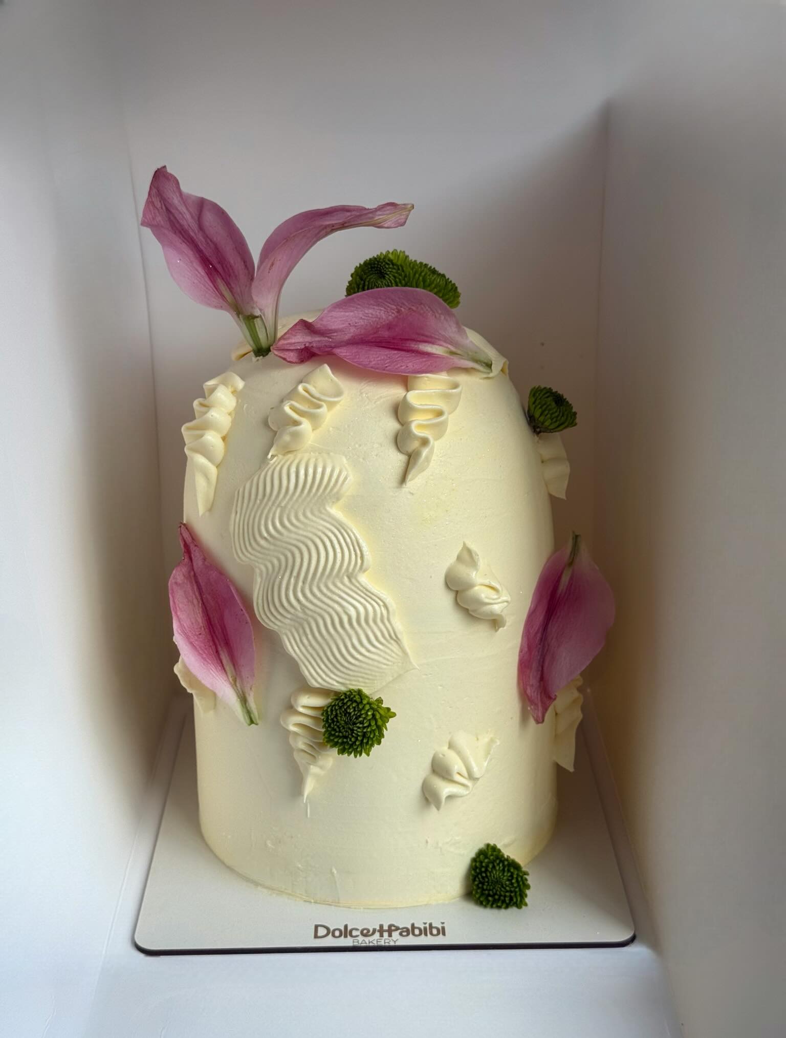 Torta con flores naturales de Dolce Habibi Bakery