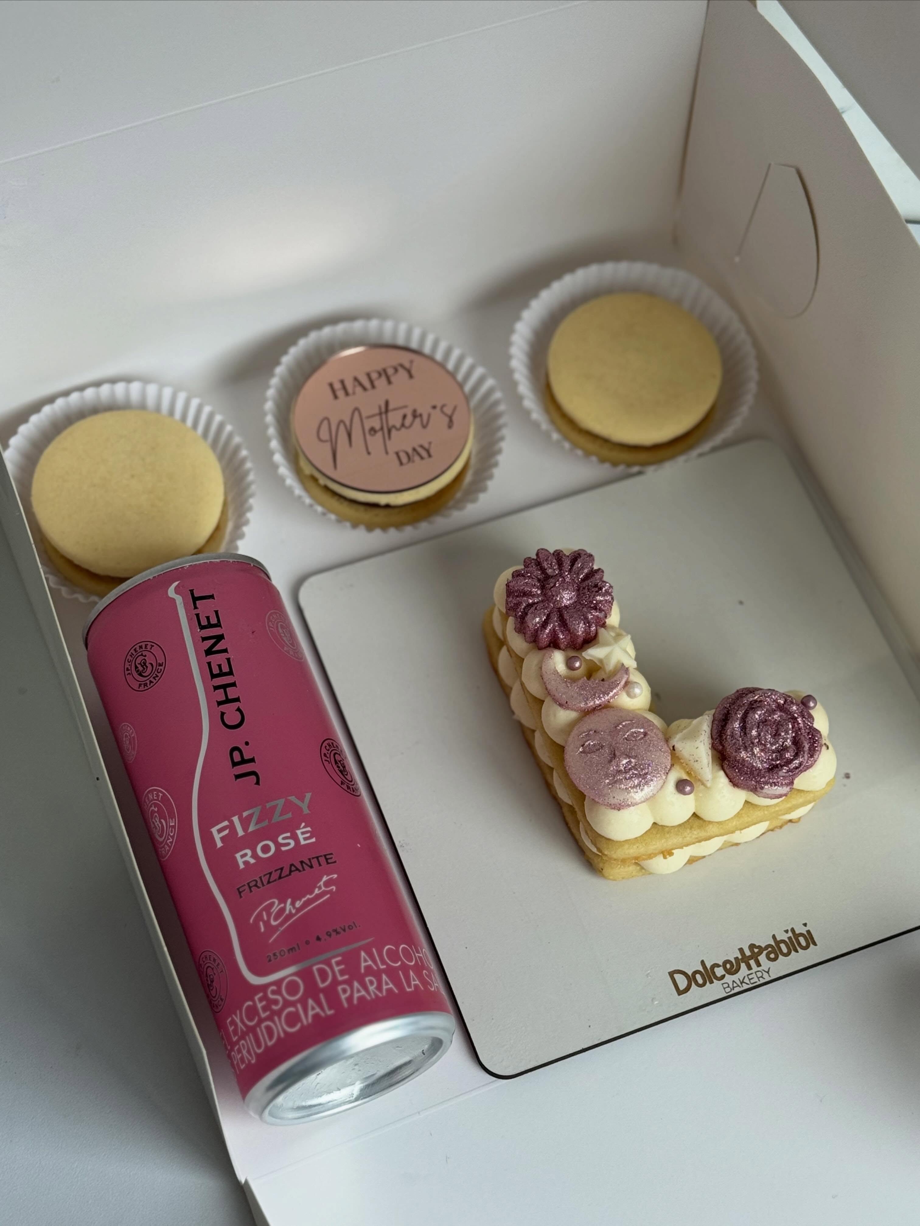Dolce Sensación JP con tarta de letra y alfajores