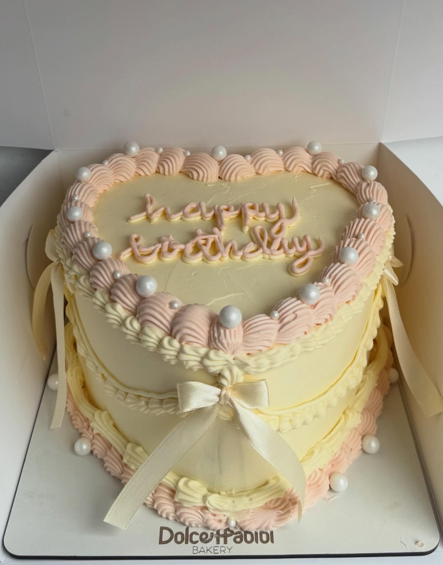 Vintage heart cake con moños y perlas