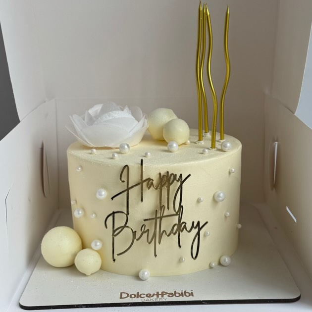 Torta elegante blanca con flores