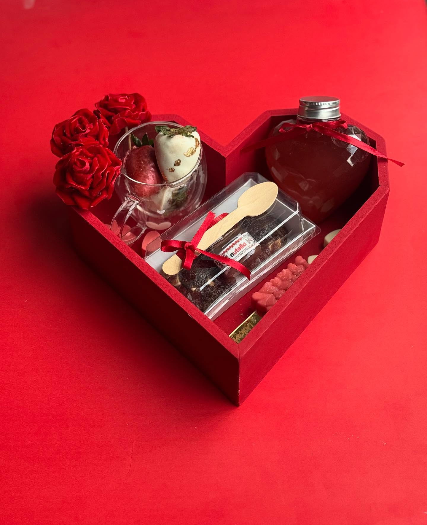 Heart box con cookies, fresas y detalles