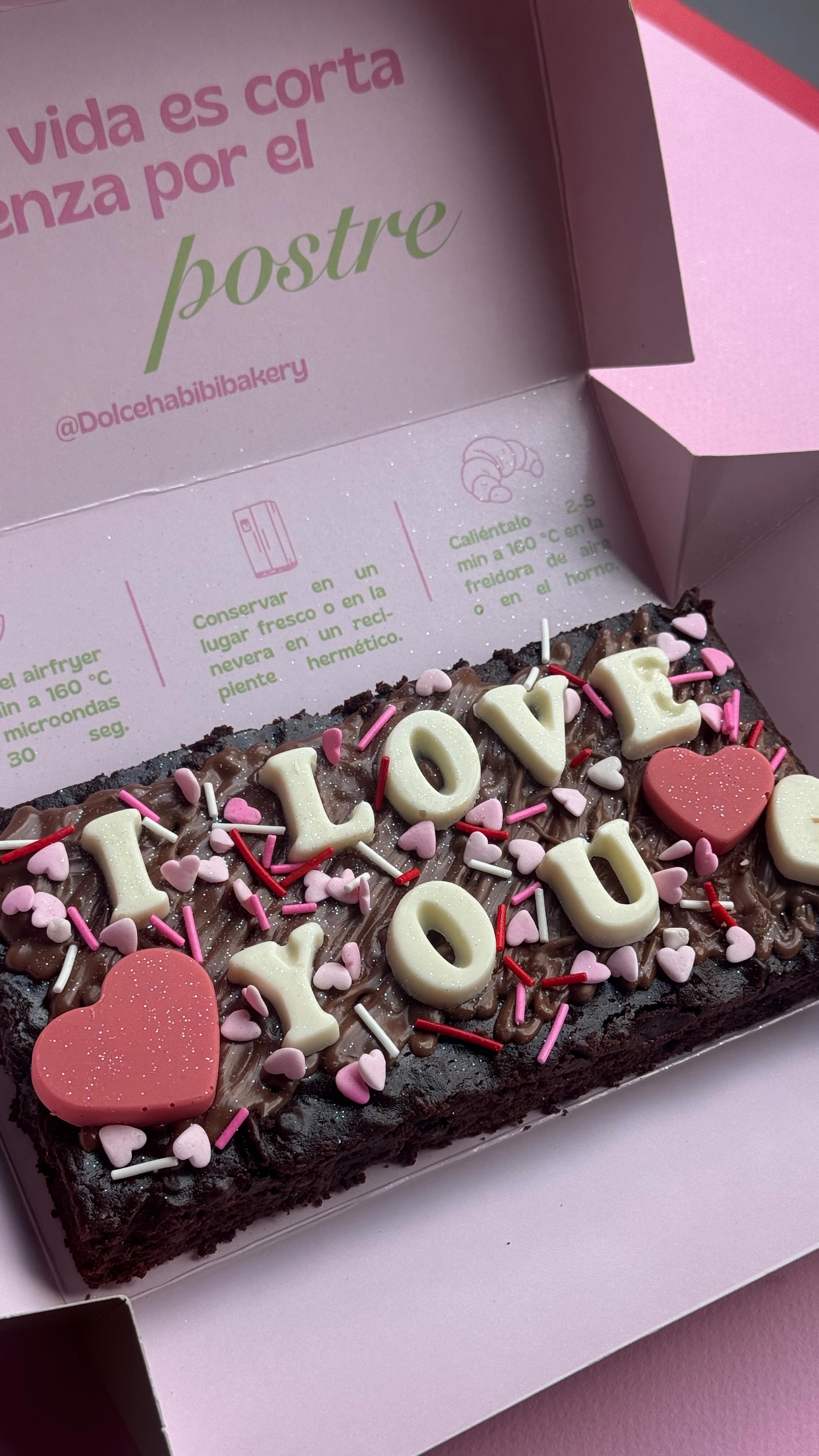 Brownie decorado de Dolce Habibi Bakery